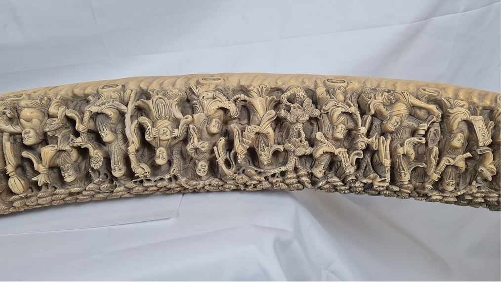 Grande défense sculptée à la procession des immortels — 10