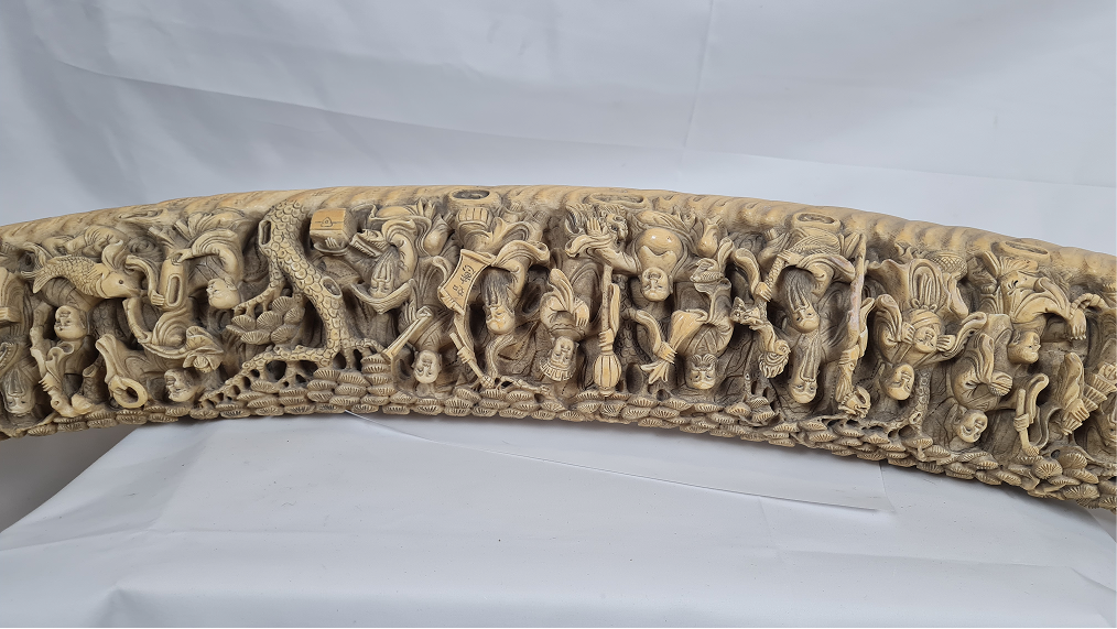 Grande défense sculptée à la procession des immortels — 11