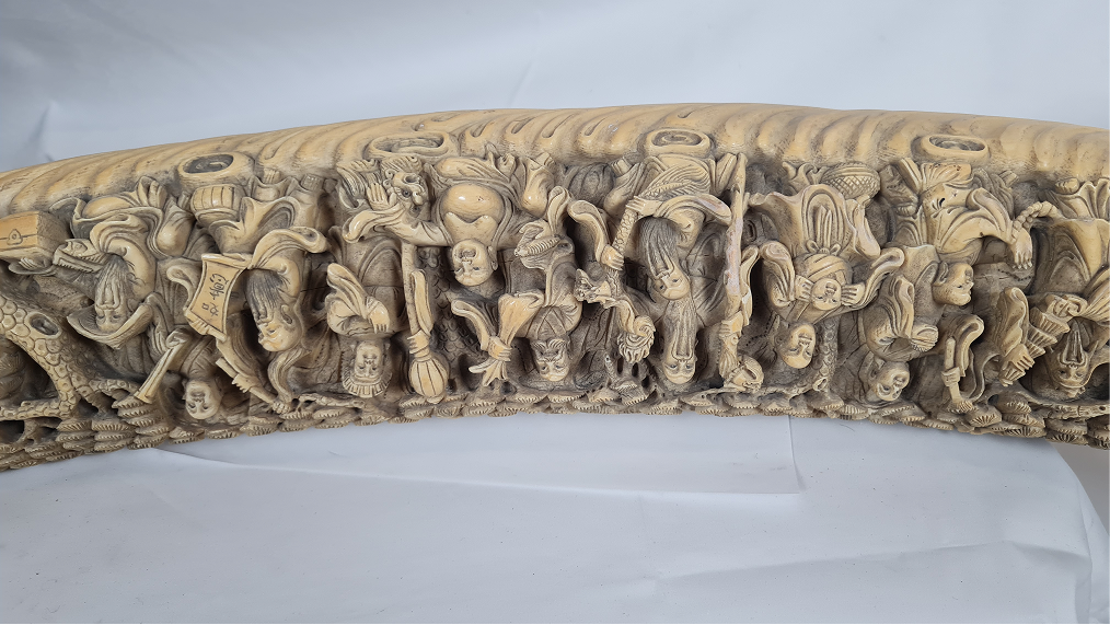 Grande défense sculptée à la procession des immortels — 12