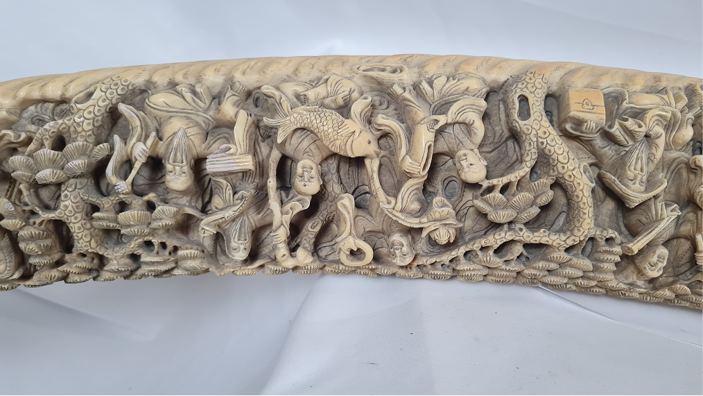 Grande défense sculptée à la procession des immortels — 13