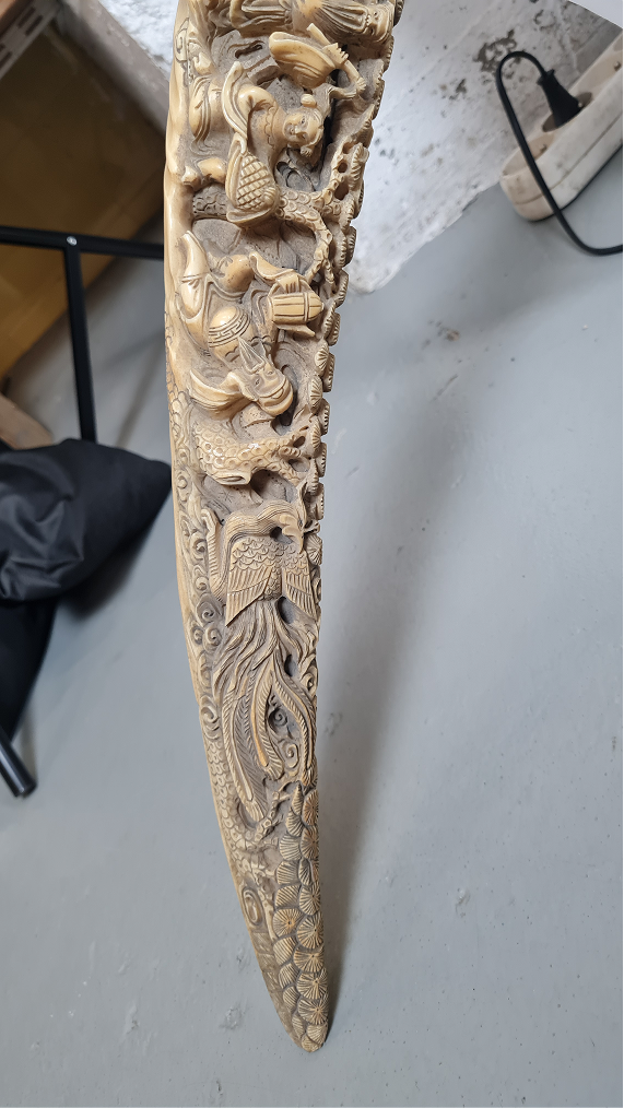 Grande défense sculptée à la procession des immortels — 15