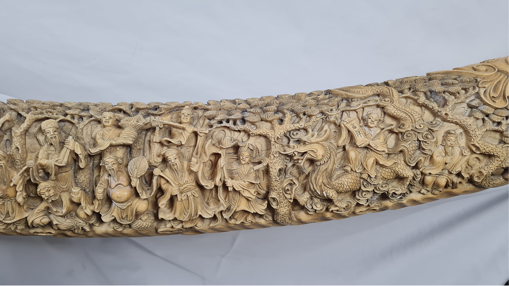 Grande défense sculptée à la procession des immortels — 2