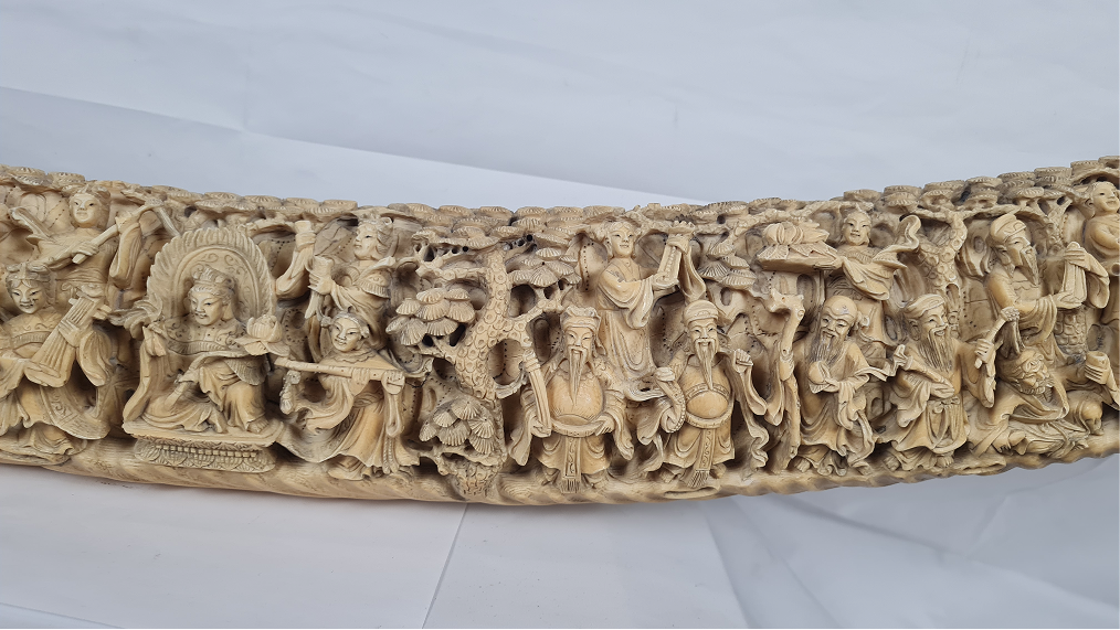 Grande défense sculptée à la procession des immortels — 3