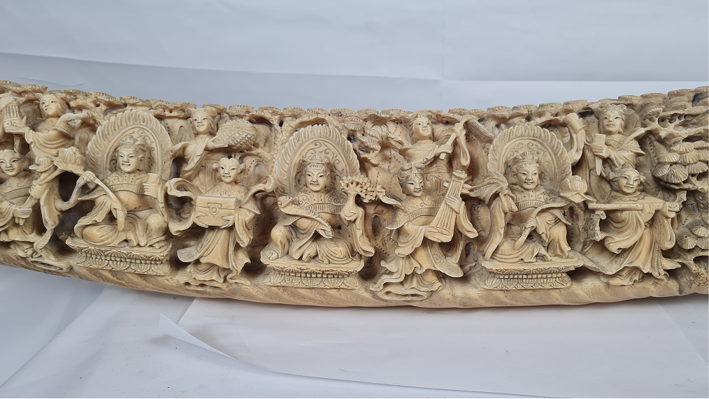 Grande défense sculptée à la procession des immortels — 4