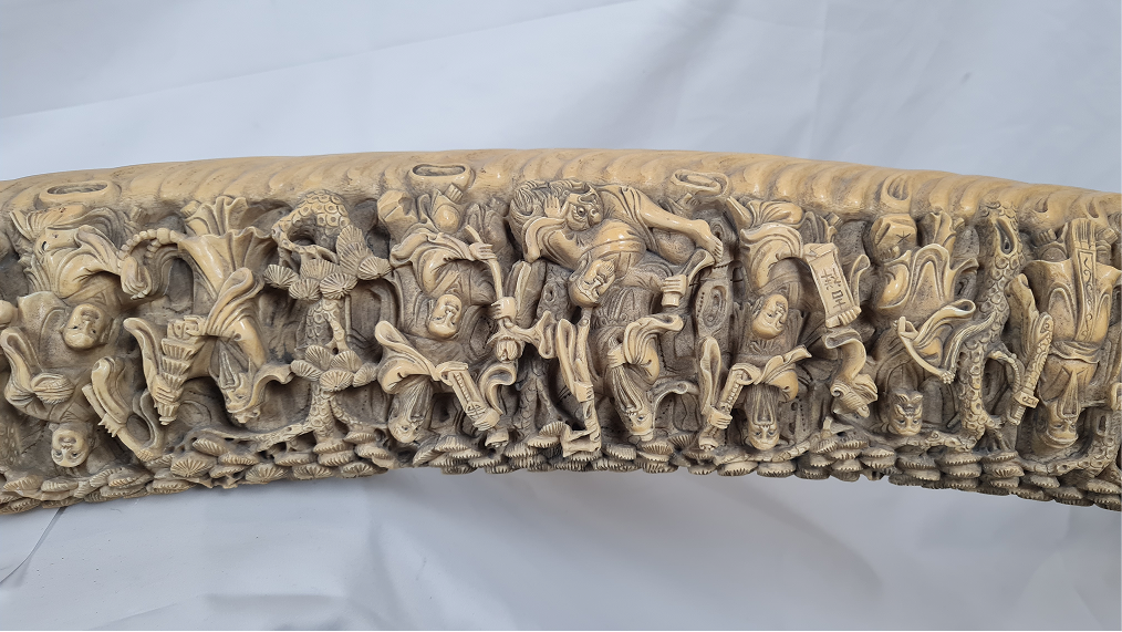 Grande défense sculptée à la procession des immortels — 9