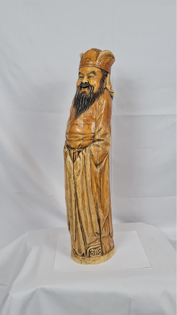 Sage rieur coiffé du bonnet des lettrés