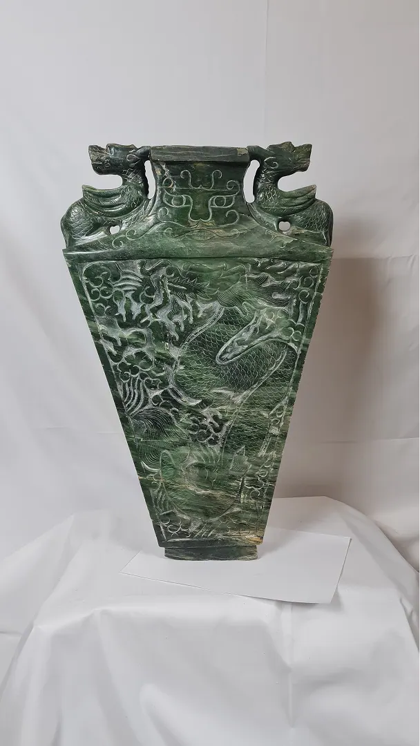 Vase rituel fang hu à décor de dragons