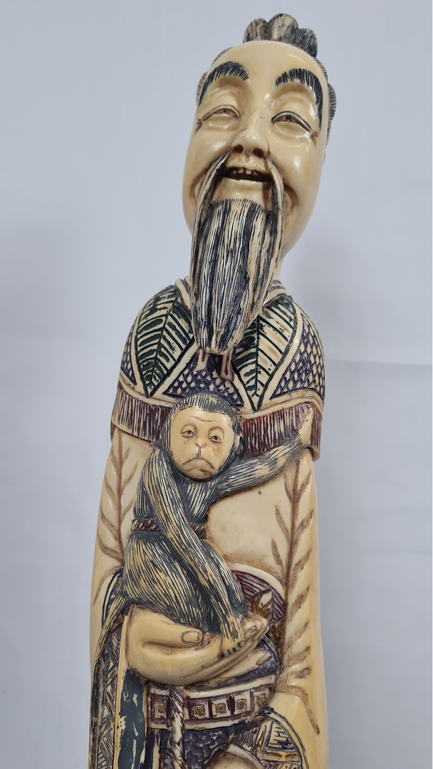 Sage rieur tenant un singe, appuyé sur un tronc — 2