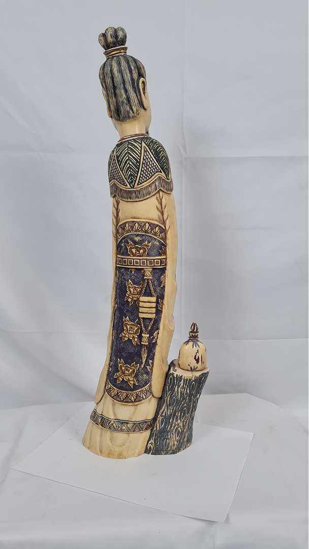 Sage rieur tenant un singe, appuyé sur un tronc — 3