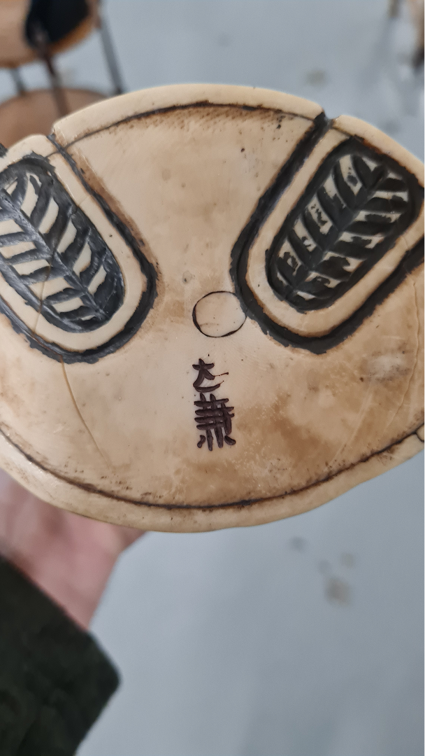 Sage rieur tenant un singe, appuyé sur un tronc — 5