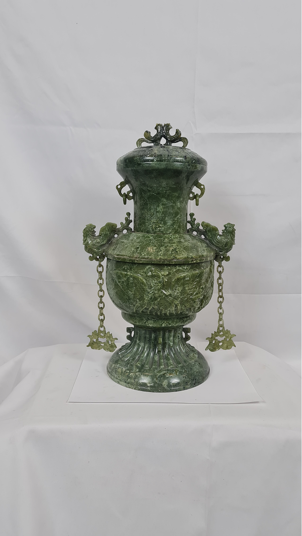 Grand vase couvert en jade vert à décor de dragons et phénix