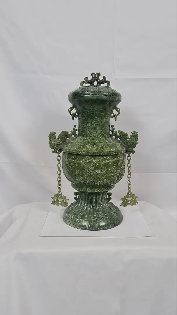 Grand vase couvert en jade vert à décor de dragons et phénix