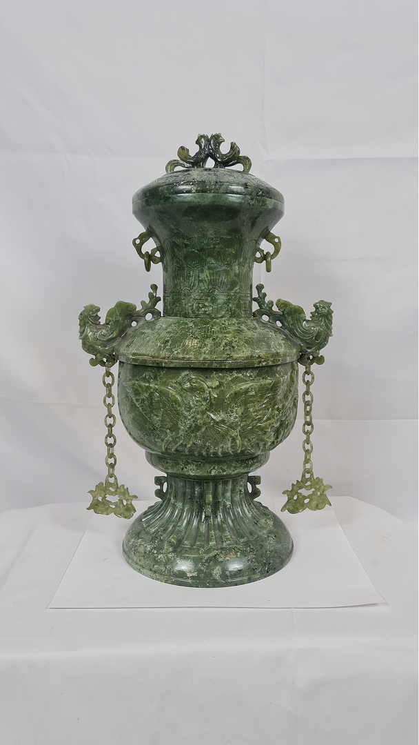 Grand vase couvert en jade vert à décor de dragons et phénix — 2