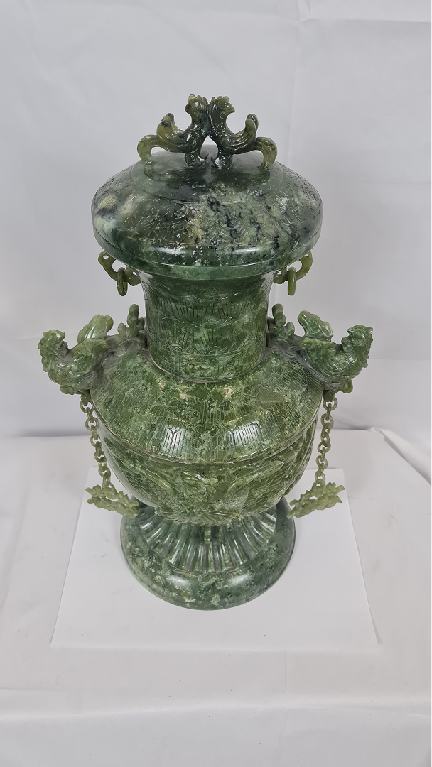 Grand vase couvert en jade vert à décor de dragons et phénix — 3