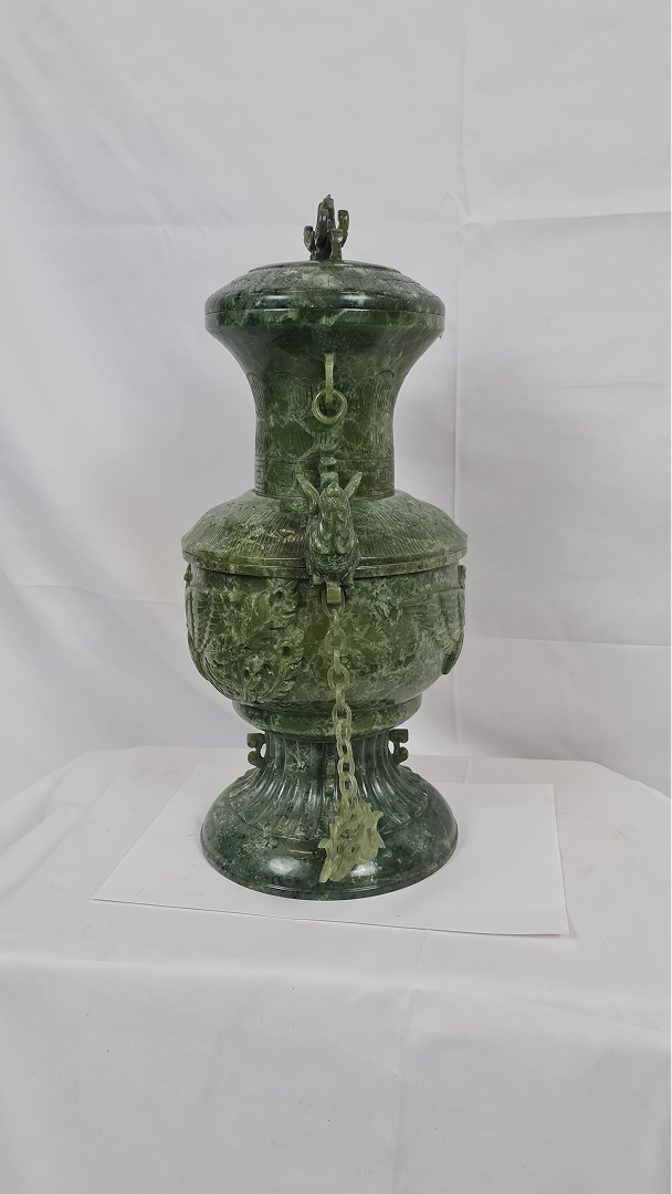 Grand vase couvert en jade vert à décor de dragons et phénix — 5
