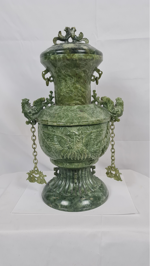 Grand vase couvert en jade vert à décor de dragons et phénix — 6