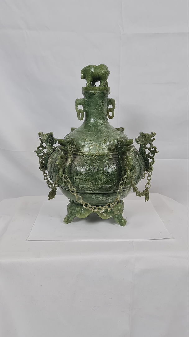 Grand vase couvert en jade vert à décor de dragons et phénix