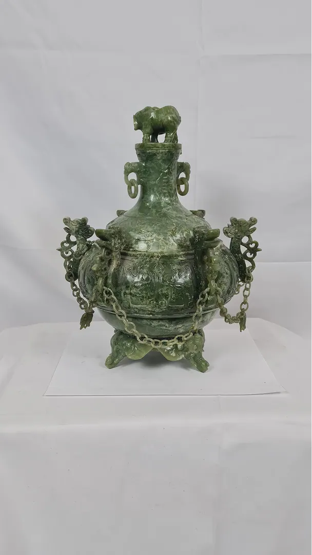 Grand vase couvert en jade vert à décor de dragons et phénix