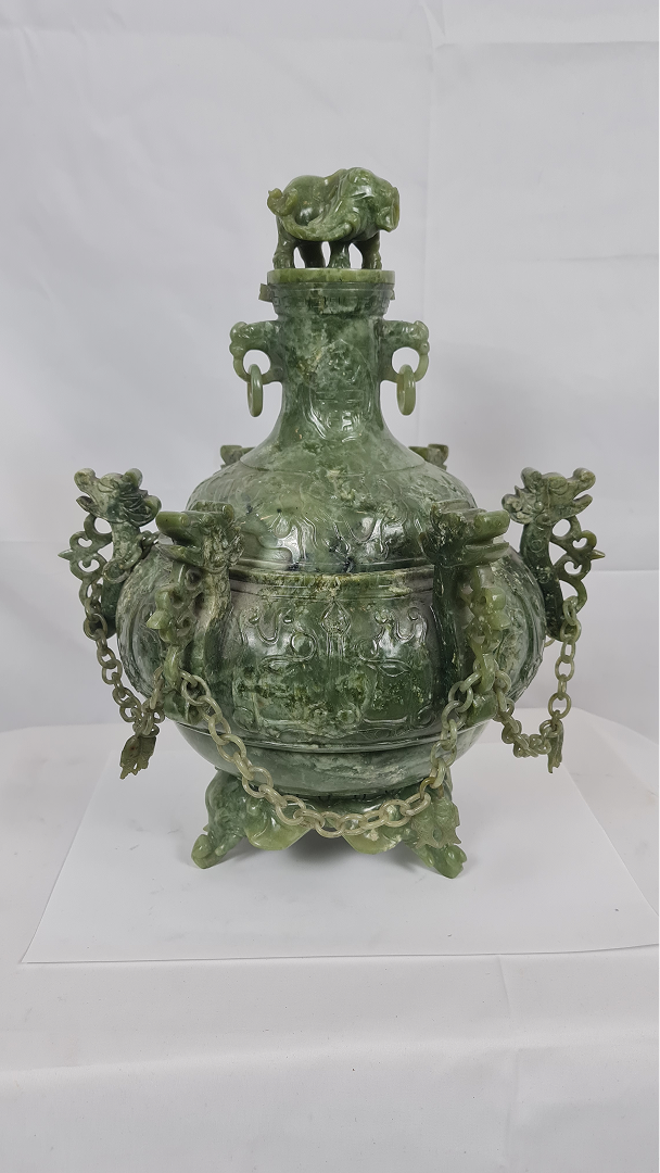 Grand vase couvert en jade vert à décor de dragons et phénix — 2