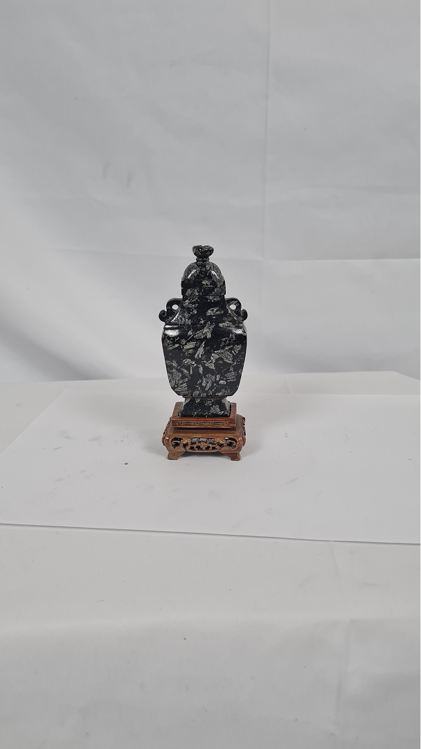 Petite sculpture vase